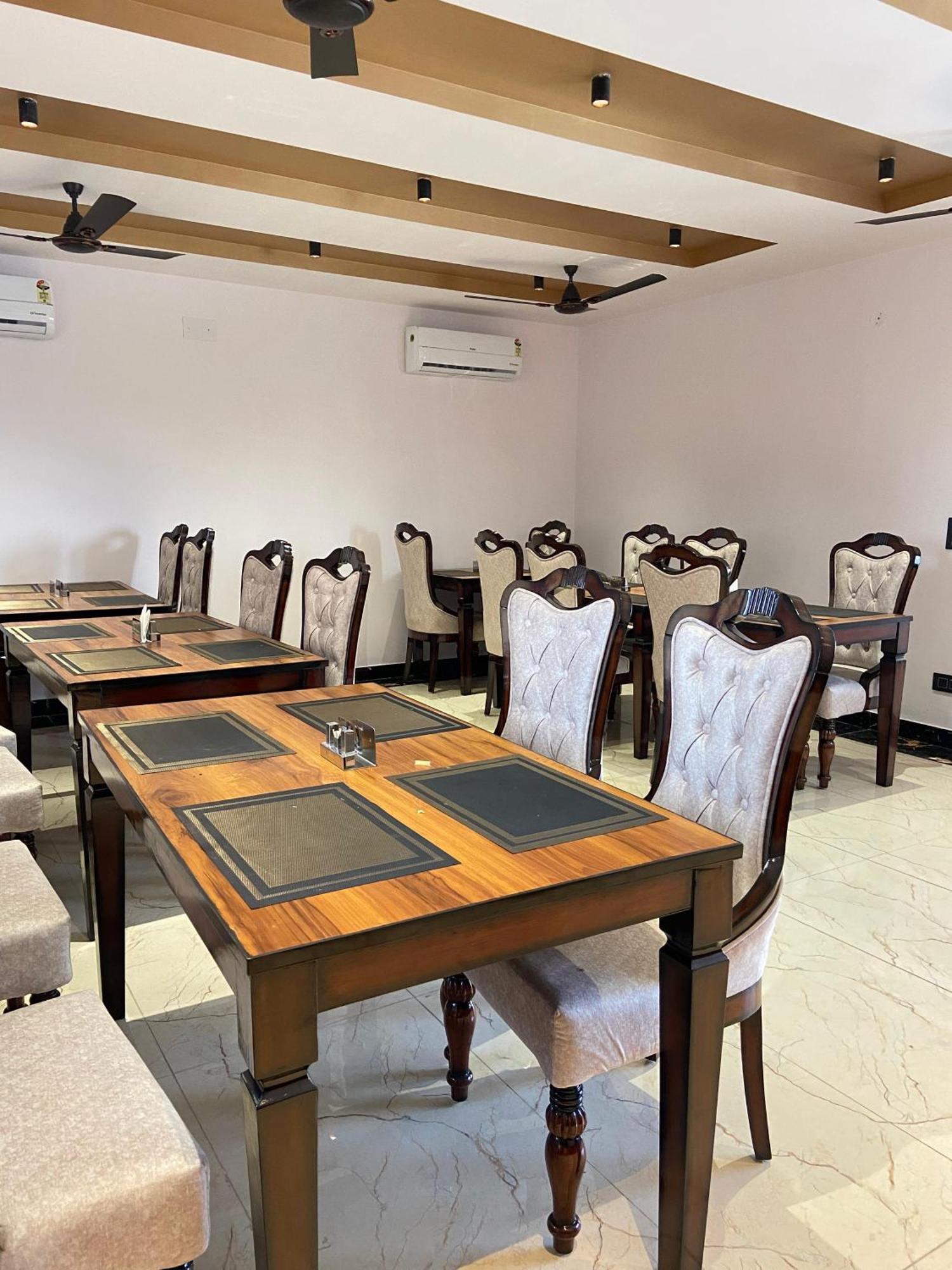 Emerald Suites Greater Noida Εξωτερικό φωτογραφία